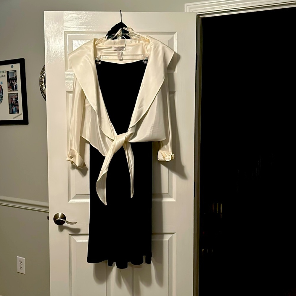 Gorgeous formal wide leg pants with cream off the shoulder blouse.
Size 8
